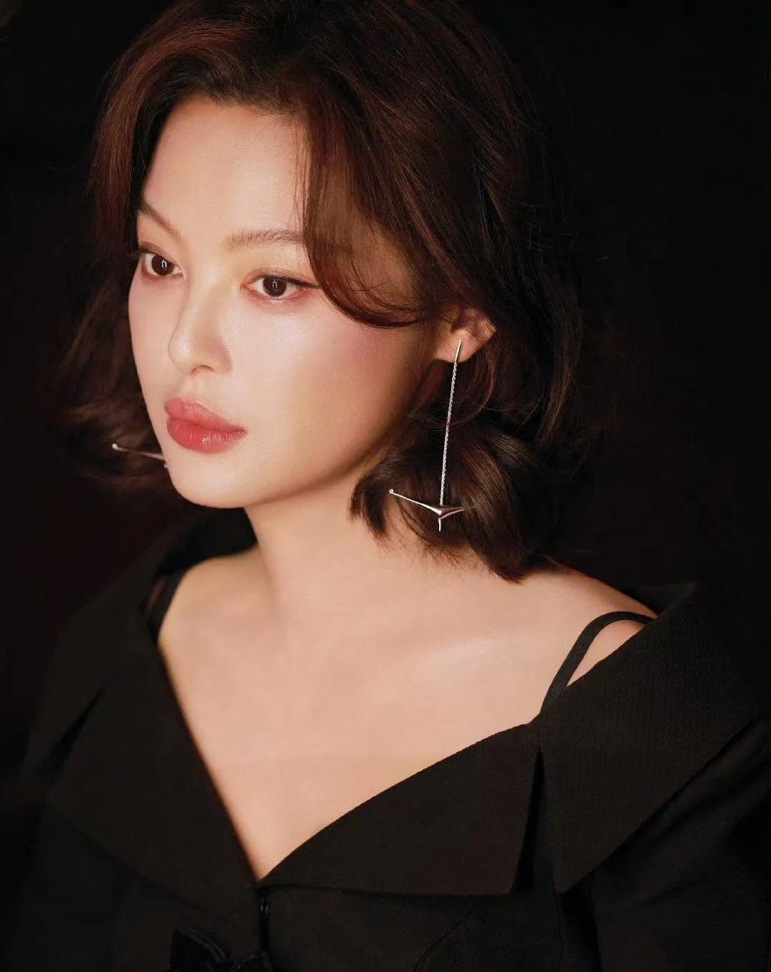 辛芷蕾｜这姐的美，是带刺的玫瑰🌹黑裙勾勒出冷艳线条，红唇点燃全场焦点，辛