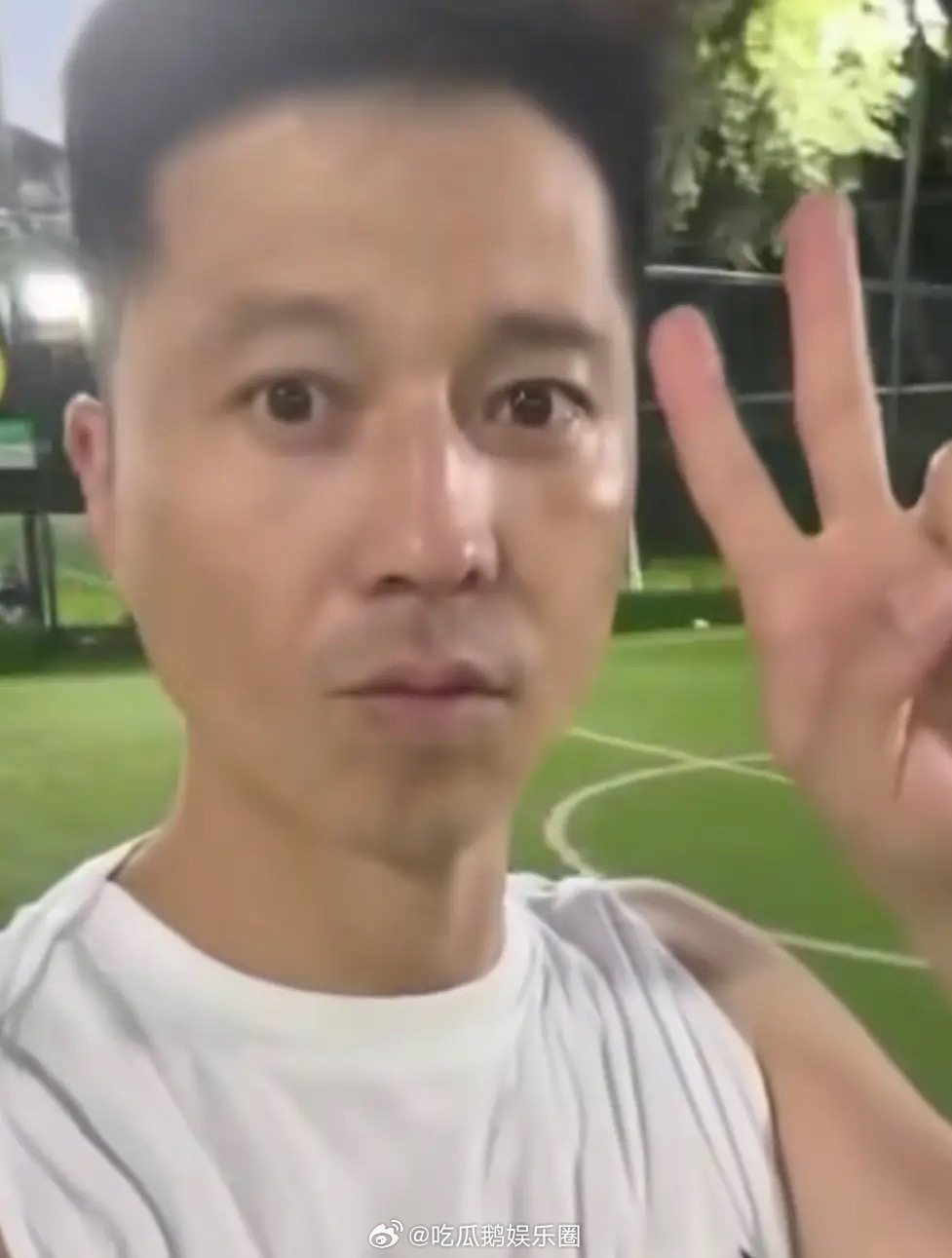 王雷带娃踢球，40岁李小萌穿吊带裙出镜又白又美，搂俩儿子像姐姐！​​​