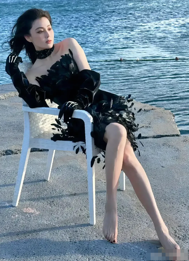 张馨予真的是美到骨子里！1987年出生在江苏昆山的她，身高169cm，体重