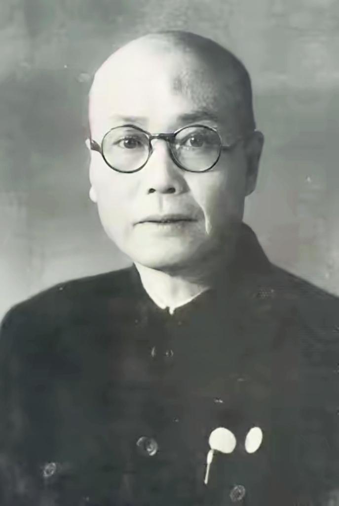 1946年，地下党员吴群敢前往指定地点接头，突然发现对方是国军中将，大惊之下脱口