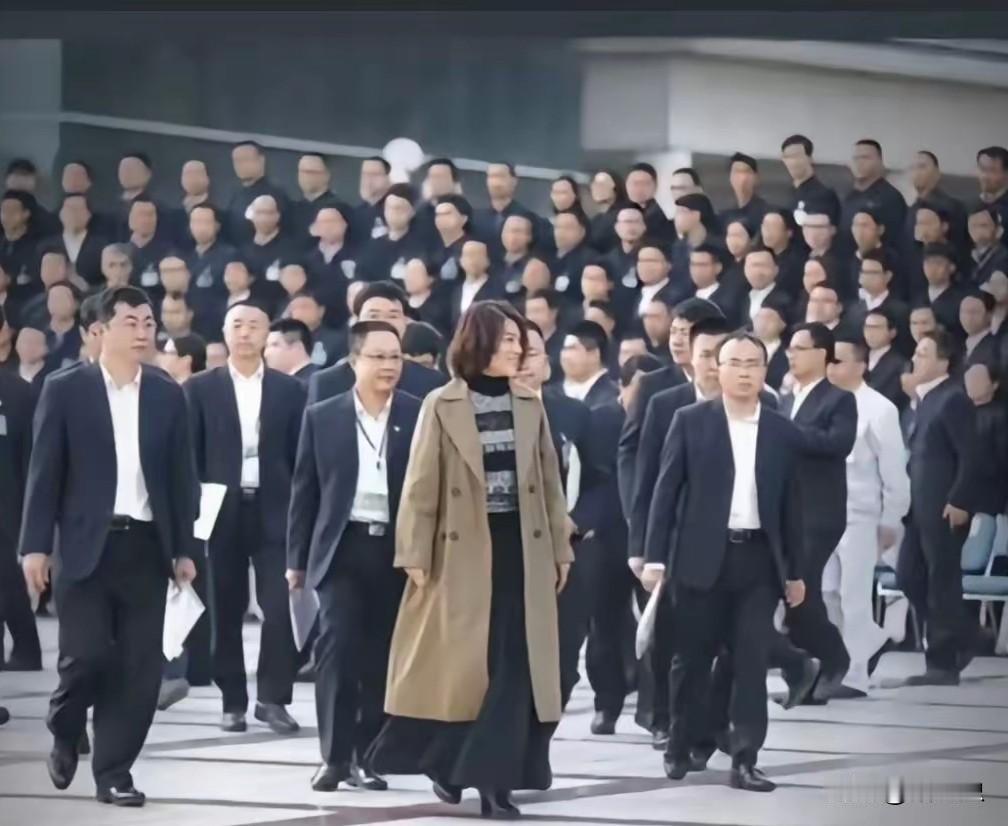 谁看了董明珠这幕不热血啊在一群男人里硬生生闯出头这才是真·女性力量!格