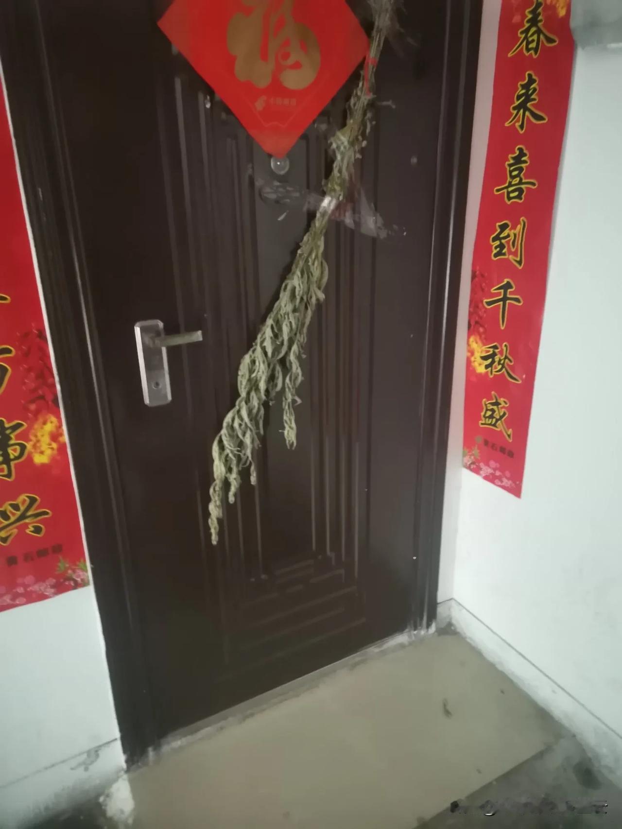 昨天下楼看见有的人家在大门已经挂上了艾草，而有的人家挂在门上和窗户上的艾草还是去