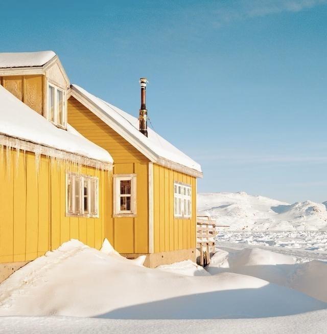 丹麦和格陵兰岛的关系差不多就是一个不管事的远房亲戚。丹麦握着格陵兰的外交和国防权