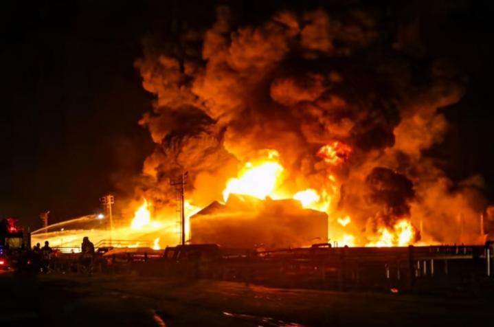 突发！伊朗阿巴斯港大规模爆炸，美军不宣而战突袭伊朗导弹阵地和港口当地时间5月