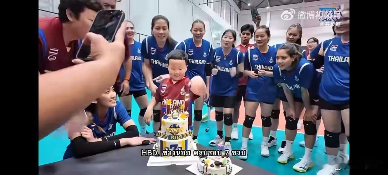 冯坤和加提蓬的儿子7岁生日~~大家一起给他庆祝生日，特别热闹欢乐，小家伙非常活泼