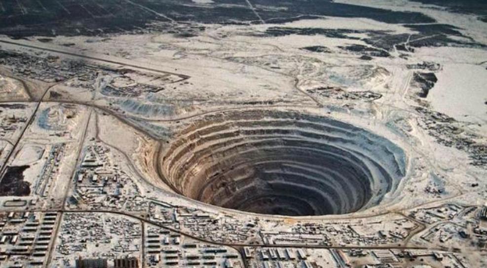在地球的某处有一个极其神秘且诡异的地方，不仅一度被称为「恐怖」的代名词，甚至还传