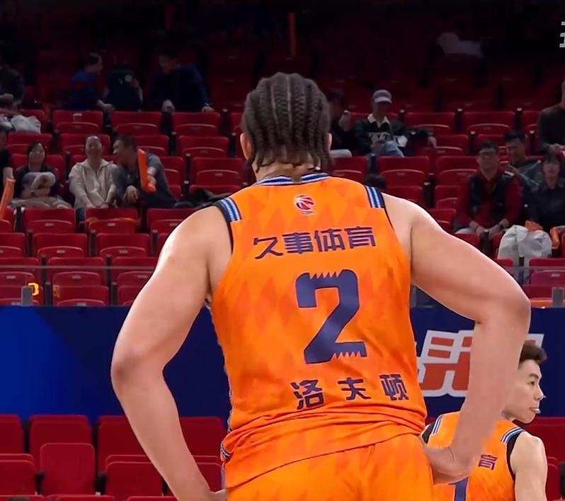 上海大鲨鱼4分险胜青岛，赛后数据一目了然，最大功臣是他战绩第六的青岛男篮挑战联