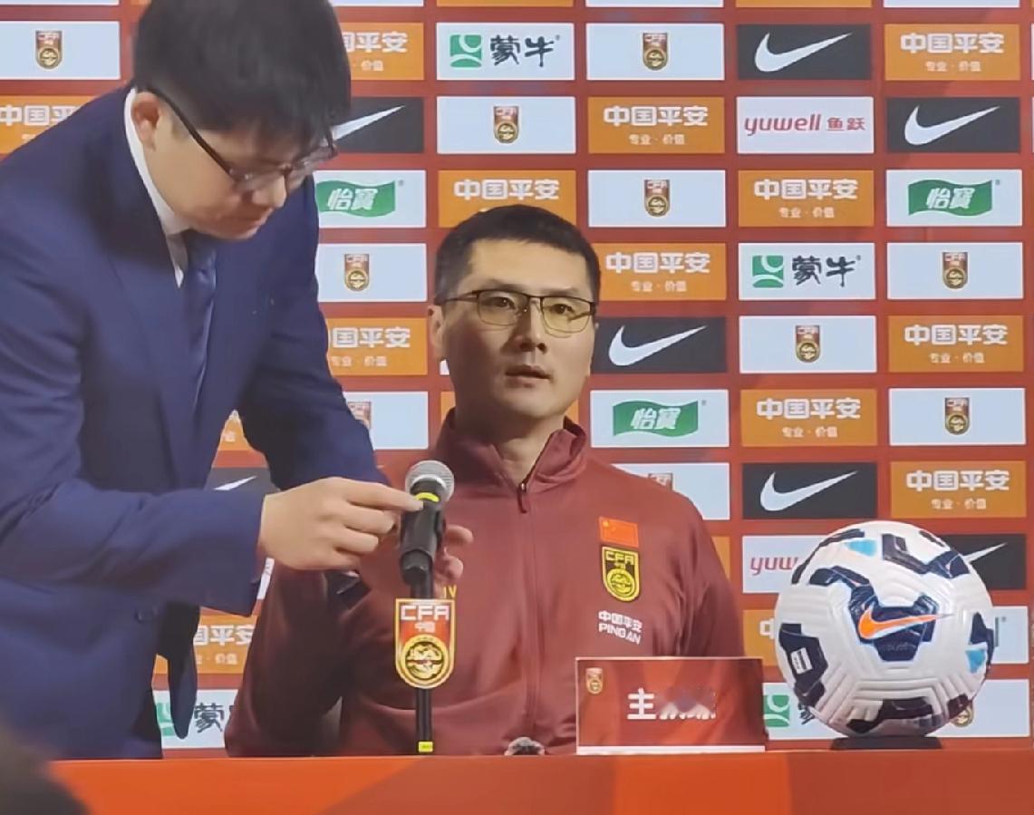 邵佳一主教练见面会，3个小细节：1、平时不戴眼镜，突然把眼镜戴上了，这年龄不可