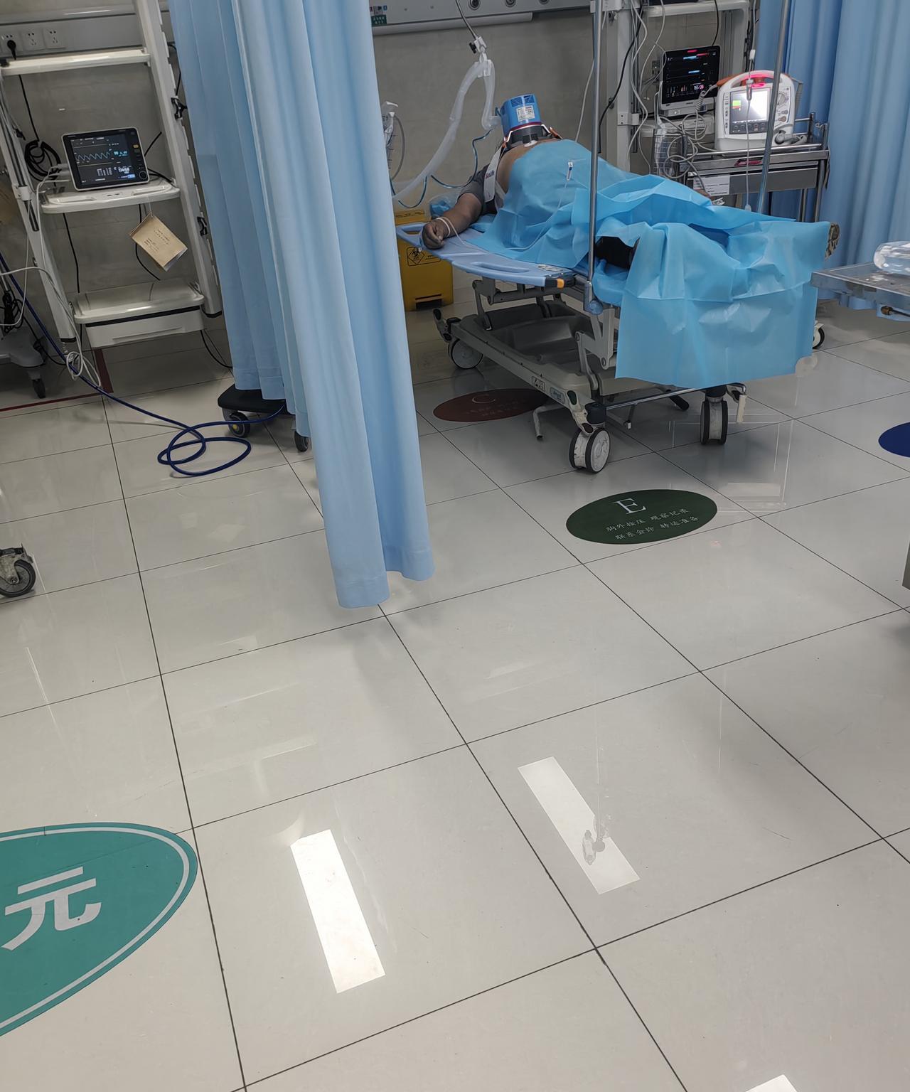 因老伴跌倒到南通二院挂急诊科，急救门诊处置室一排能同时放7张急诊处置床位。老伴