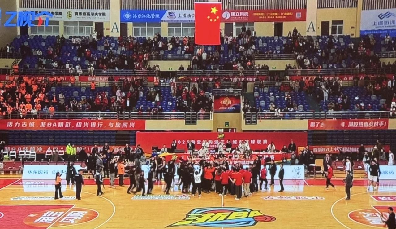 今晚浙ba赛场发生不和谐的一幕。这一幕发生在绍兴vs丽水这场比赛结束后，大致原