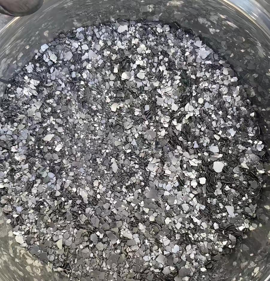 涉嫌走私出口1200多吨天然鳞片石墨，涉案金额598.47万元。被告单位包括濮耐