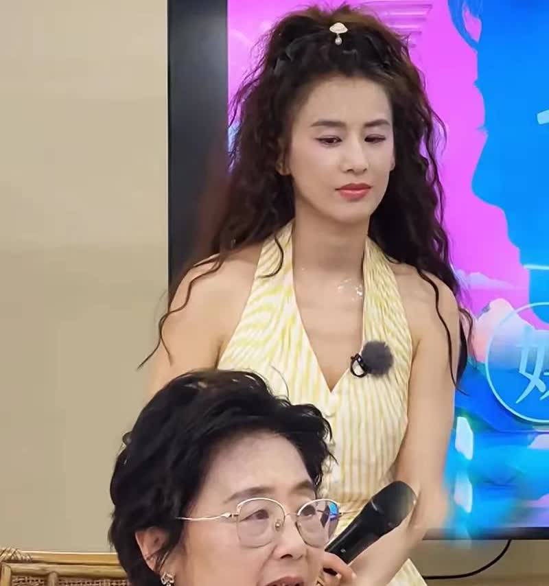黄圣依的妈妈邓传里退休了，第一次公开自己的退休生活。原来她并不是一个自私的妈妈。