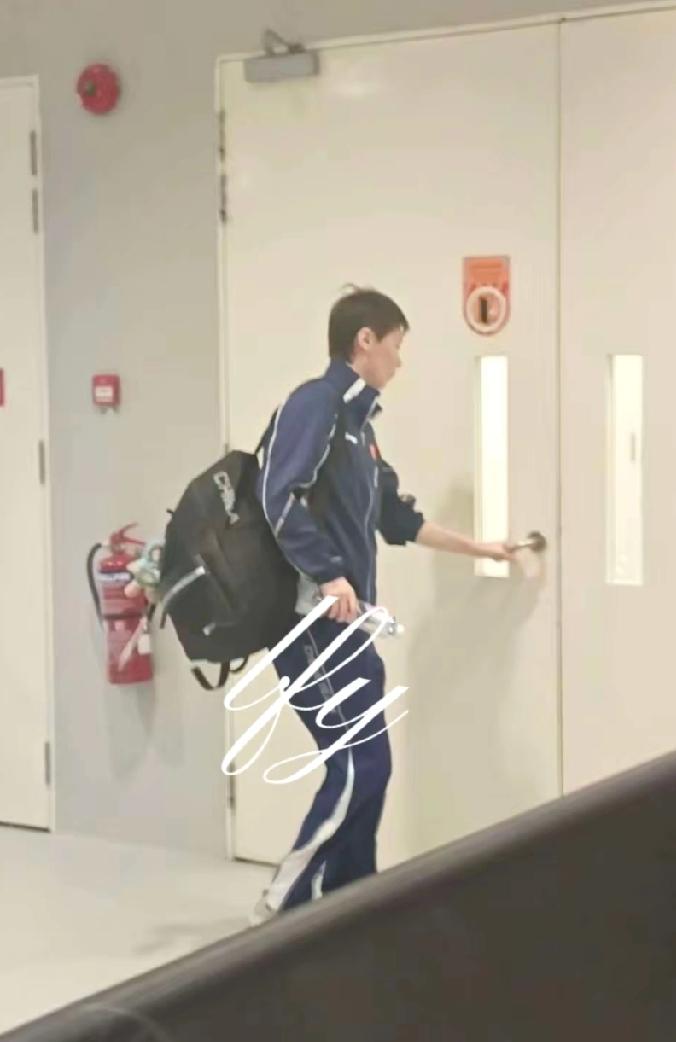 WTT新加坡大满贯，酷酷的王曼昱背包到达比赛场馆准备训练。曼昱这气质实在太突出