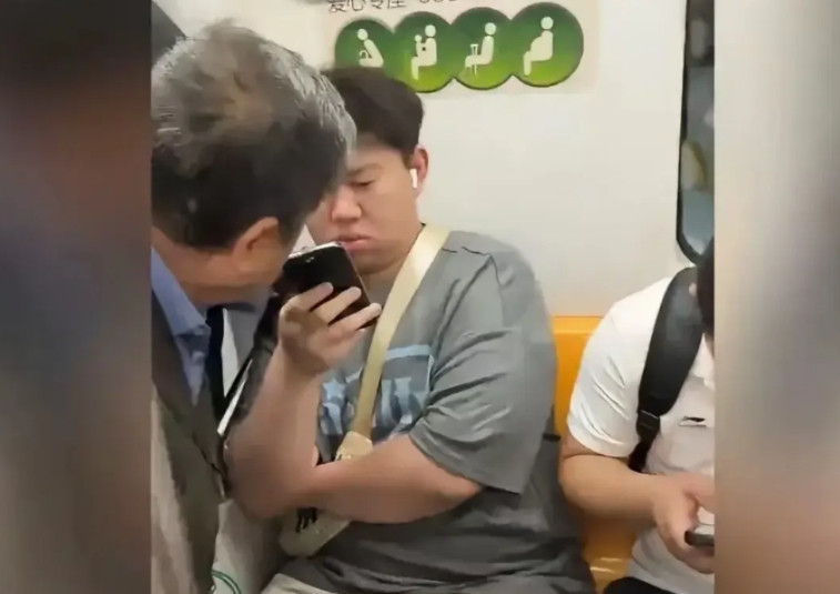 上海地铁这件事，在我看来，男生是错的。要是对方态度盛气凌人，男生选择不予理会