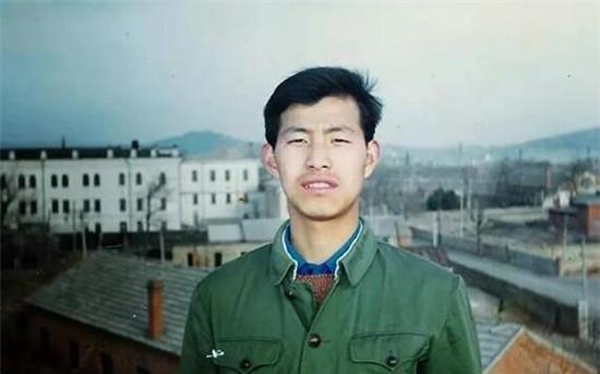 1995年，他27岁，是个退伍兵，开了个小饭店，偶尔跑摩的。后来，他成了“杀人