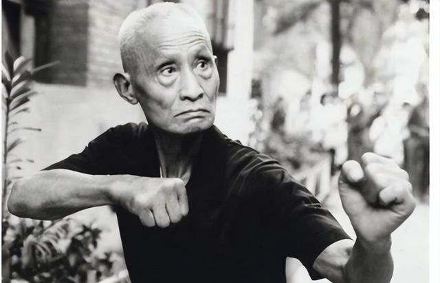 赵金彪一拳击中杜心五，次日竟暴毙身亡，死因成谜究竟是被点穴所害，还是另有隐情？