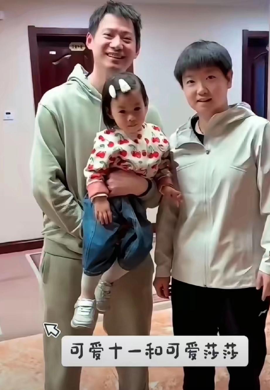 周雨晒出抱着女儿与孙颖莎合影。周雨与孙颖莎同为河北队队友，为备战全运会，孙颖莎