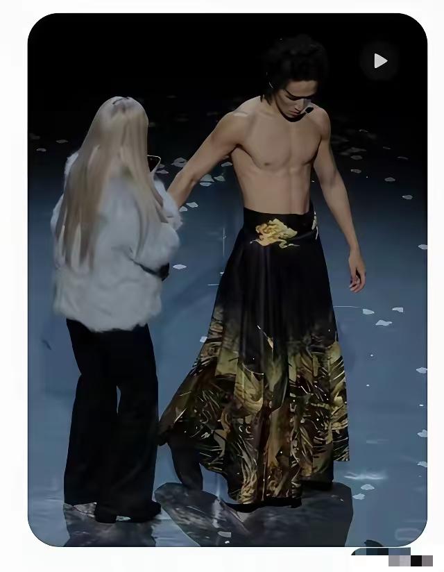 披着国风马面裙的外衣，实则靠露肤、近距离暧昧互动博眼球，打着舞蹈旗号搞低俗表演，