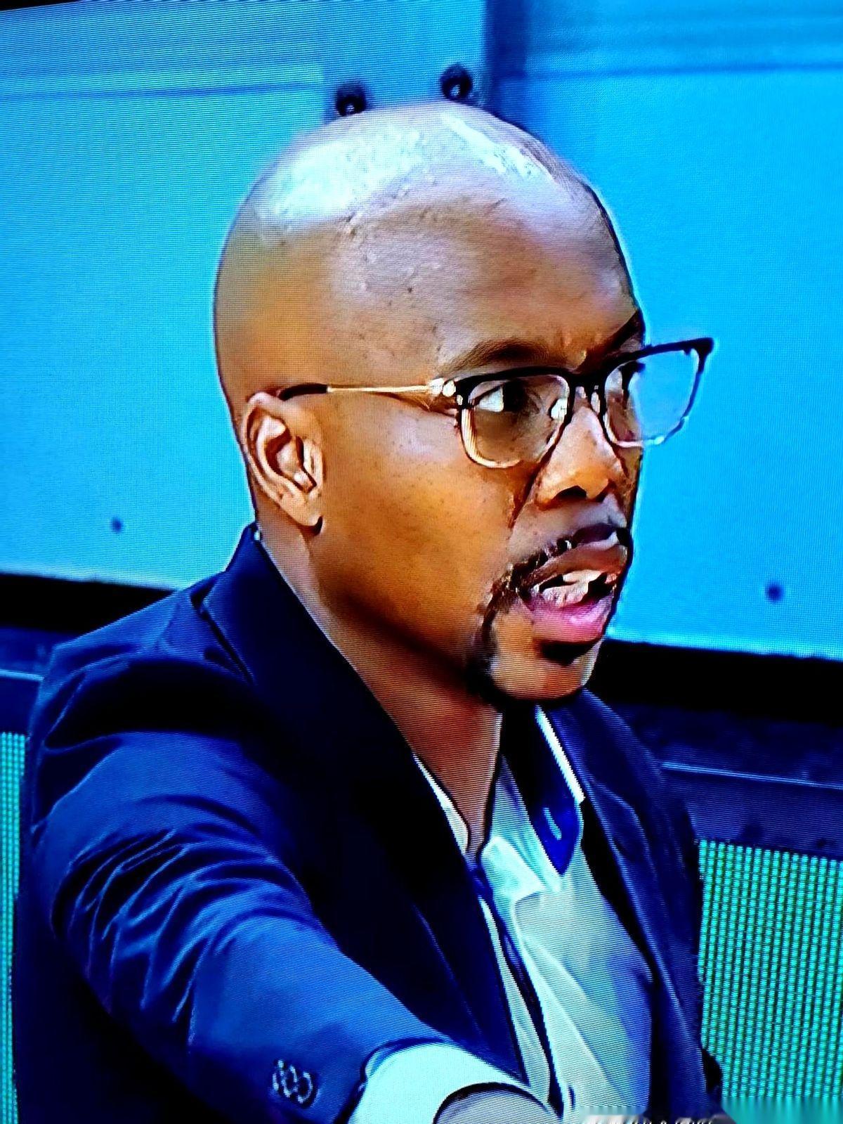 杜锋那个暂停，简直了。就那么一分钟，感觉整个世界都颠倒了。上一秒，广州还领先