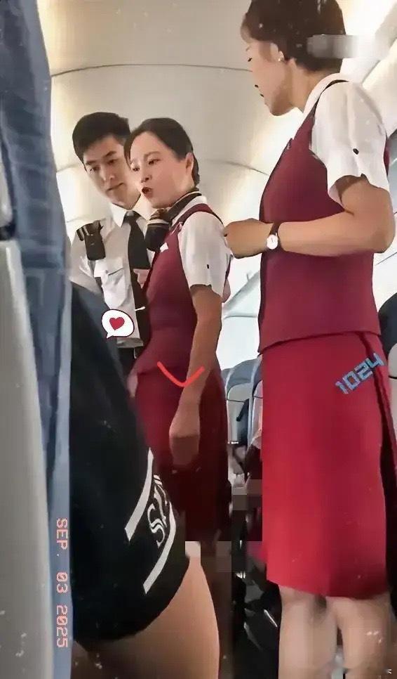 让空姐发火的原因找到了。​坐在经济舱的一个乘客的儿子想去洗手间，本来经济舱的洗手