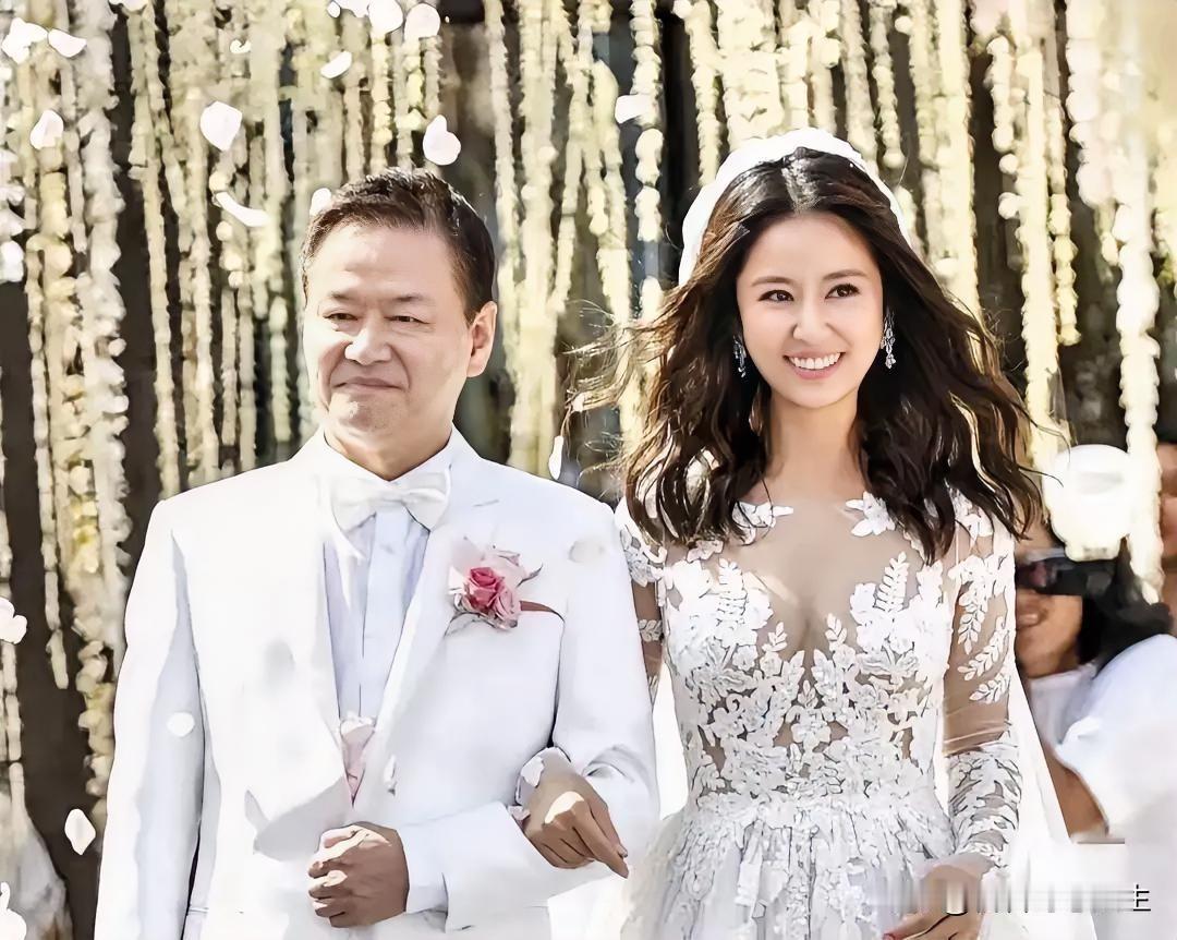 林心如结婚时挽着爸爸的手臂超温馨，她像仙女下凡一样漂亮，爸爸西装革履帅得发光，画