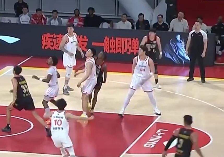 大曝冷，上海久事客场不敌深圳马可波罗今日CBA共有七场比赛，其中曝冷的是上海久