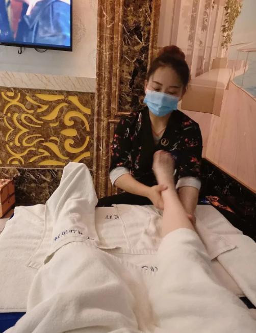 10月27日报道,上海松江,男子身上一共4000块钱,却跑到足浴店点了4名女技师