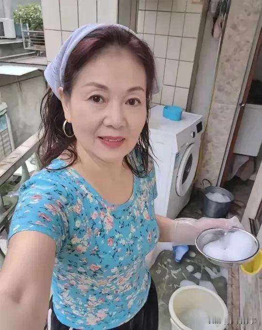 女人真好，六十岁了还有人能出一千元，那天孤独的王大娘独自在公园慢慢散步，有个老头