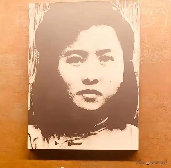 她叫朱英如。押送她的特务，压低帽檐，贴着她耳边用气声说：“朱老师，快走，前面路口