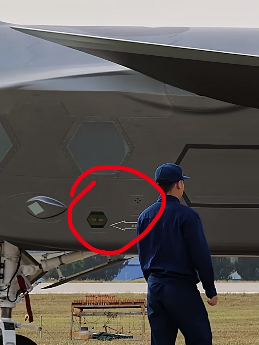 歼二十原来是新能源的，充电枪插口在这