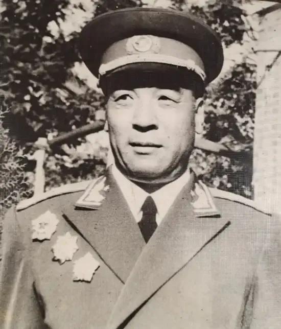 1955年，得知自己被授予中将军衔，聂鹤亭觉得太低，拒绝接受，事情闹开后，罗荣桓