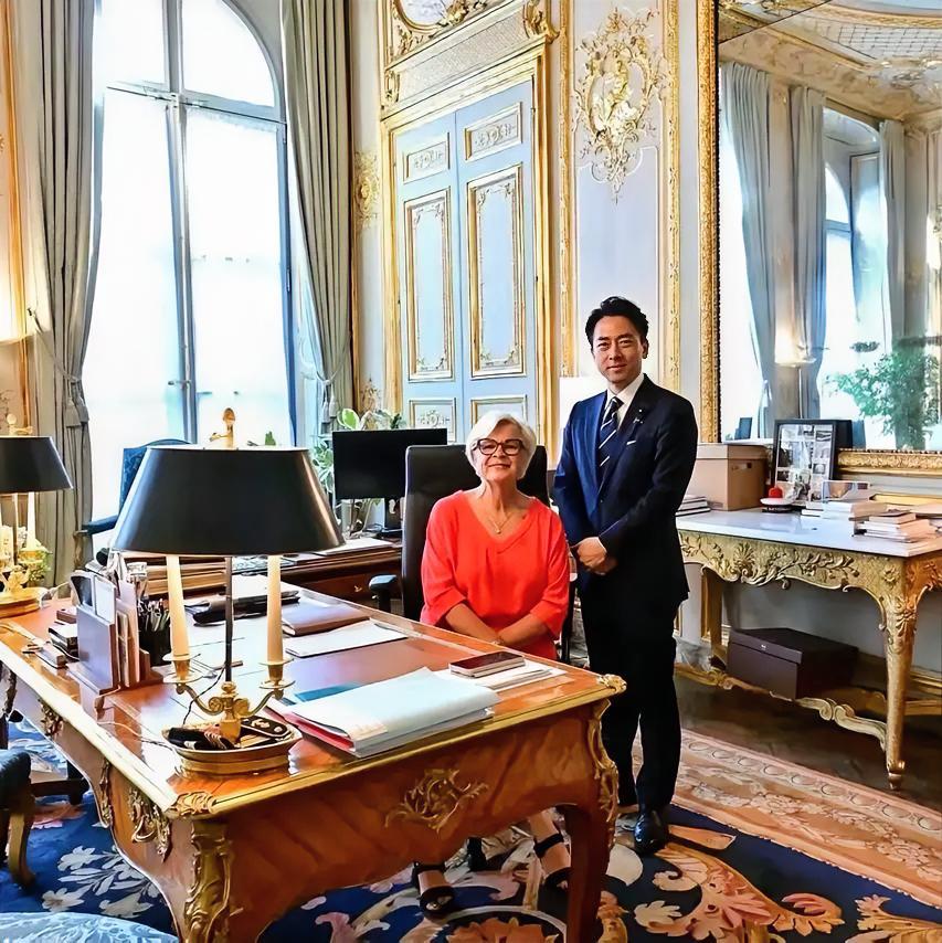 近日，日本防卫大臣小泉进次郎在社交平台发文感慨：法国防长的办公室装潢富丽堂皇，欧