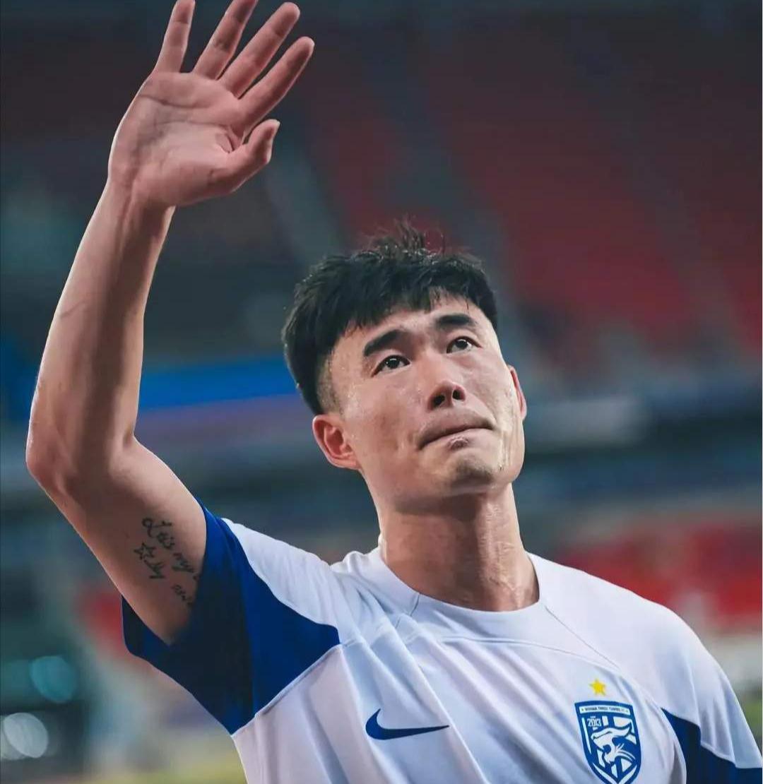 别惦记了！邓涵文不会来山东泰山！今天武汉三镇右后卫邓涵文在社媒发文，正式告别了