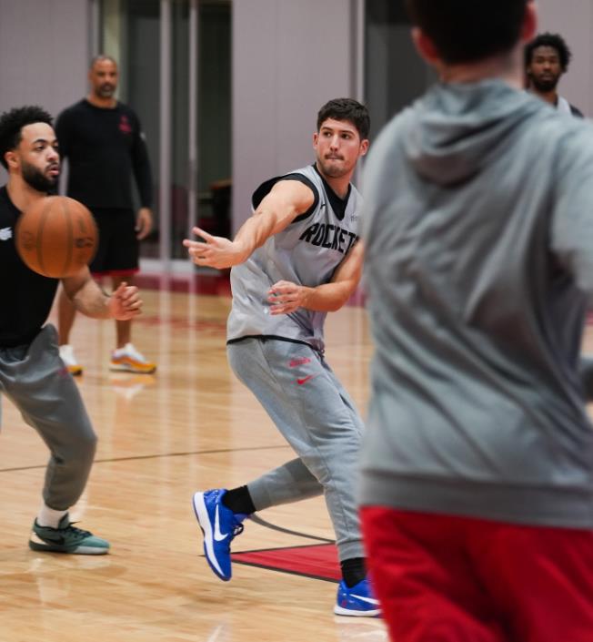 过去10场NBA常规赛里，火箭队的年轻后卫谢泼德打出了职业生涯到现在为止的最佳表