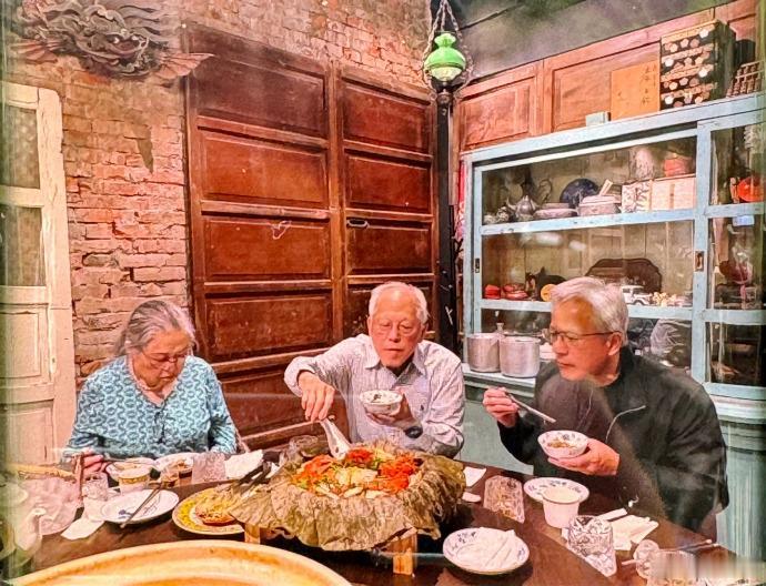 大佬都是孝子，中外都是如此。黄仁勋经常回台省，回去第一件事，雷打不动，先陪父母吃