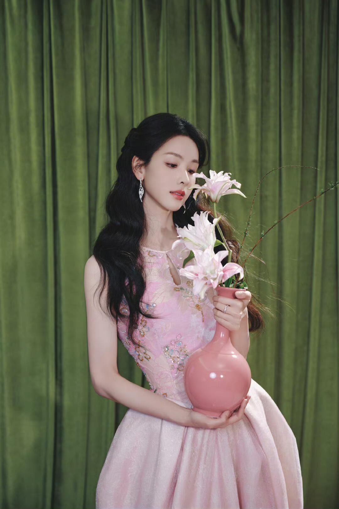 陈都灵田曦薇穿了同款裙子哎！！一套粉色一套绿色一个温婉大方一个明媚灵动陈都灵田曦