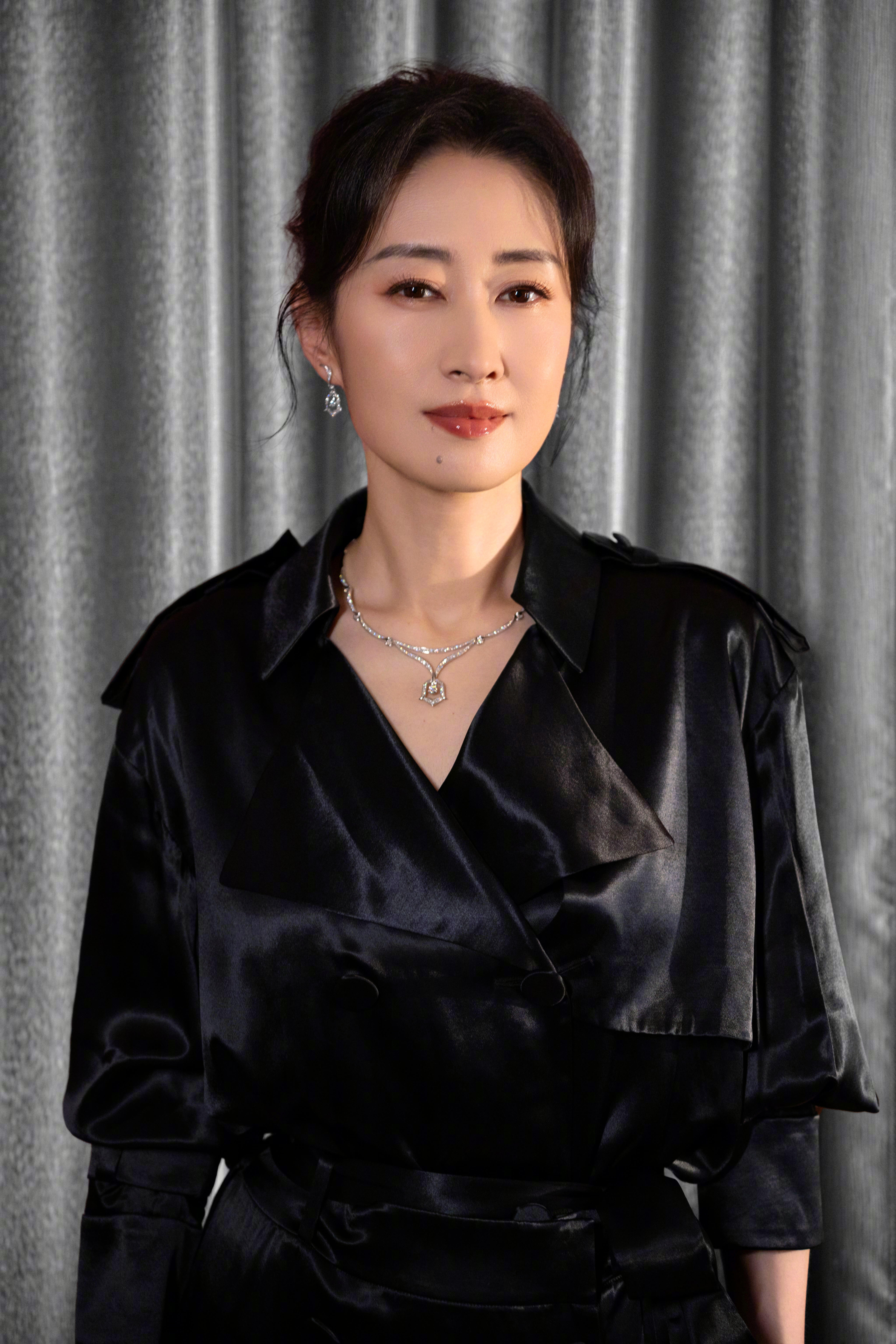 董洁应该给刘敏涛做双红色高跟鞋这脑洞联动背后全是刀子！文毓秀在苦日子里都没放下