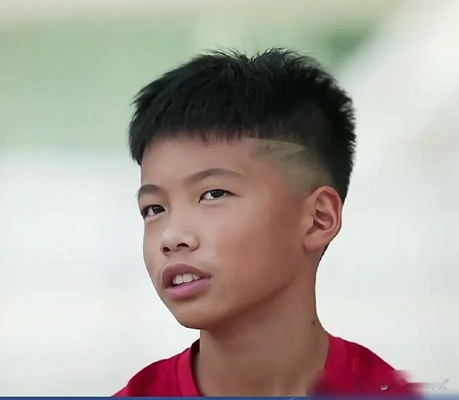 别被小孩一句话带着乱跑了。孟新艺直接点了范志毅和董路，说国足拿着高工资却