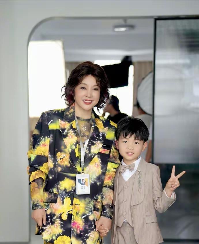 74岁刘晓庆太美了，剪短发年轻30岁都不止，一身印花西装浪漫美丽还挺酷！女人的