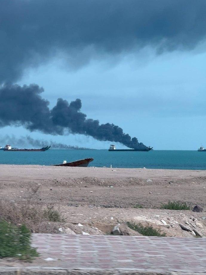 【油轮将遭焚毁】伊朗霍尔木兹海峡仍然被封锁，经济损失不断攀升。在此背景下，有报