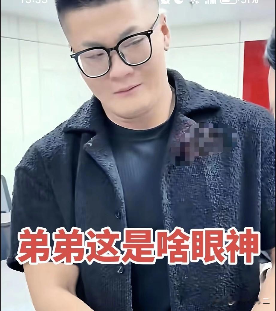 双胞胎哥哥被弃养哪是悲剧，其实是哥哥最大的福气，不然长大也像嚣张跋扈的弟弟一样，