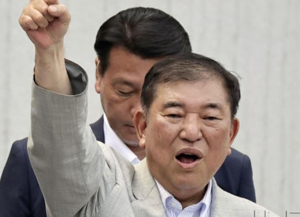 日本公开辱华，石破茂亲自上阵，给中国戴了顶脏帽子。在4日的一场街头演说中，石破茂