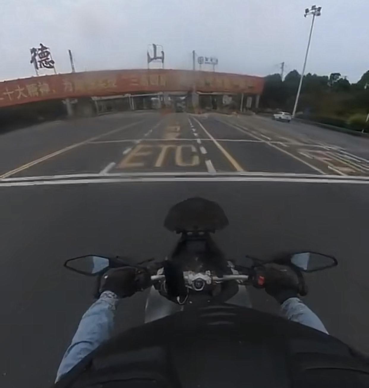 高速公路收费站到底对上高速的摩托车有没有权利拦截？湖南常德德山高速入口，一名