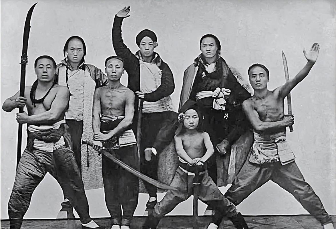 1900年，义和团“黄莲圣母”被洋人活捉。洋人不信她的法术，逼着她当众施法，可黄