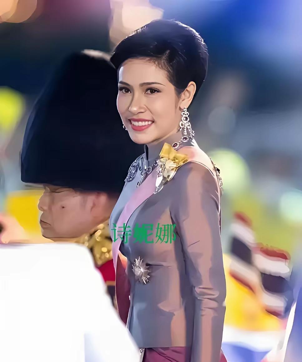 “女生男相”，说的是这位贵妃吧！诗妮娜，称得上是苏堤达最大的对手了，虽然她现在