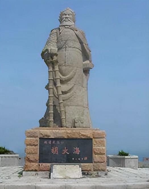 1362年，明军猛将胡大海正在观看士兵操练，蒋英从袖子中拿出五十斤重的铁锤，将其