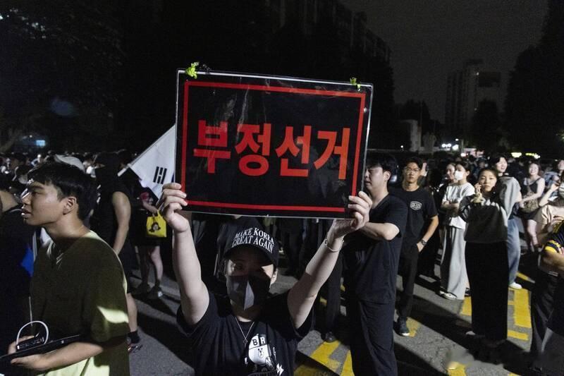 选票不足引发抗议韩国多地民众彻夜示威要求重选海外新鲜事韩国昨（3）日举行地方