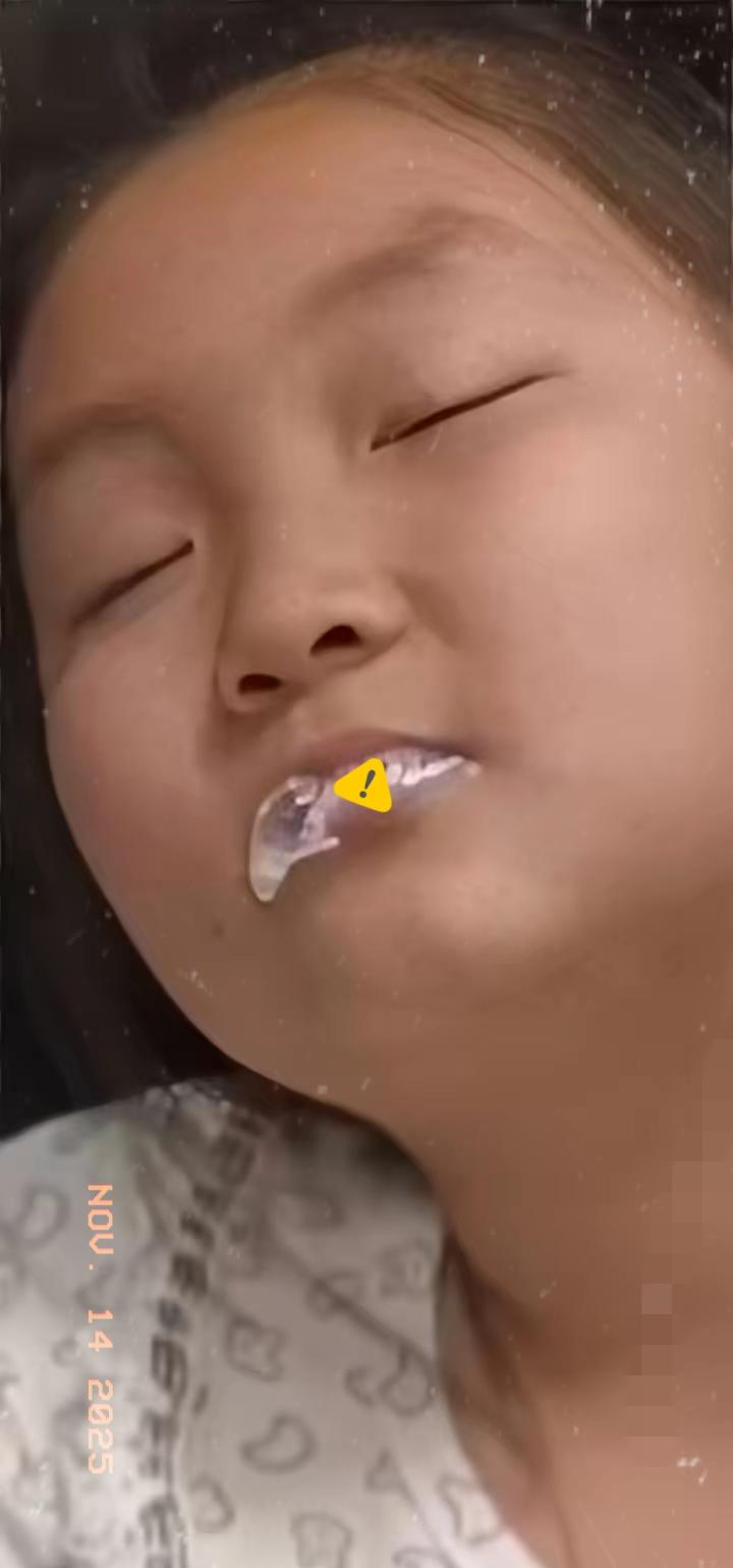 痛心，父母吵架离婚，谁都不愿要女儿，说是托油灯，女儿听会，伤心难过，跑到屋里找