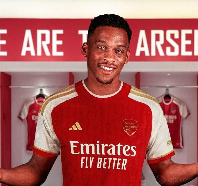 阿森纳大胜热刺，埃泽捕捉战机的能力和左右脚均衡的射门技术在本场比赛得以充分展现，