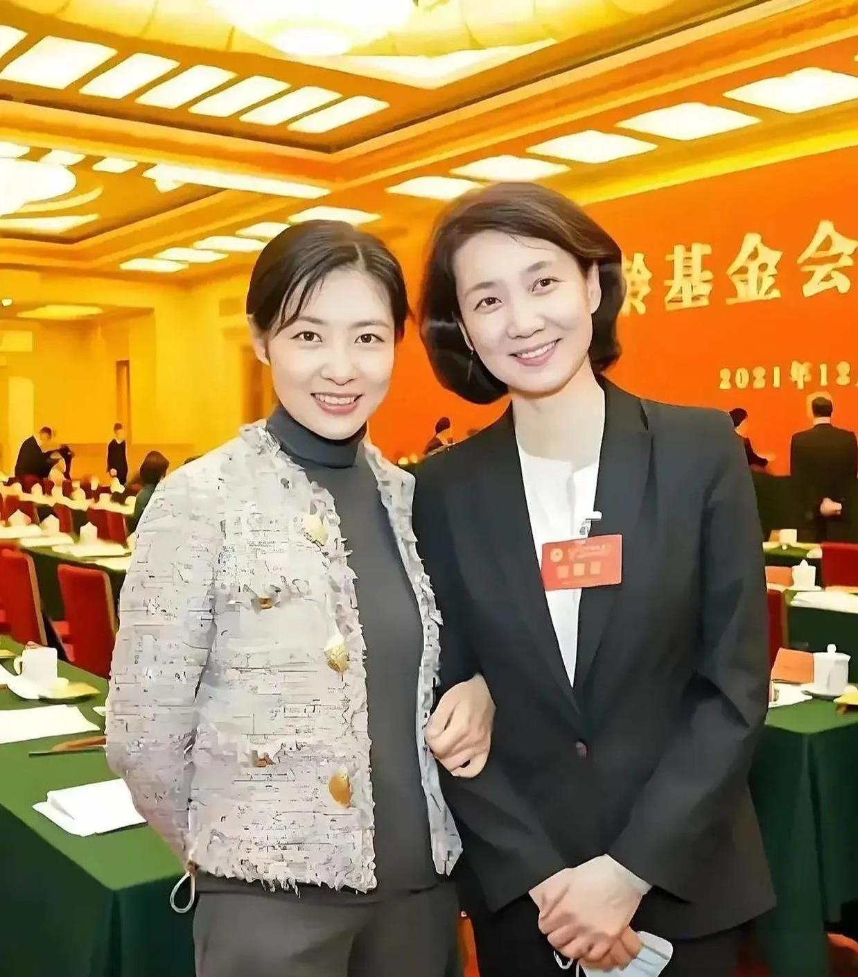 刘涛和李修平两位主持人的合影，李修平穿着西服，白色衬衣，好优雅。刘涛穿着米色上衣